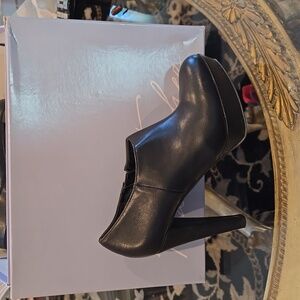 Marc Fisher sz 6 black booties